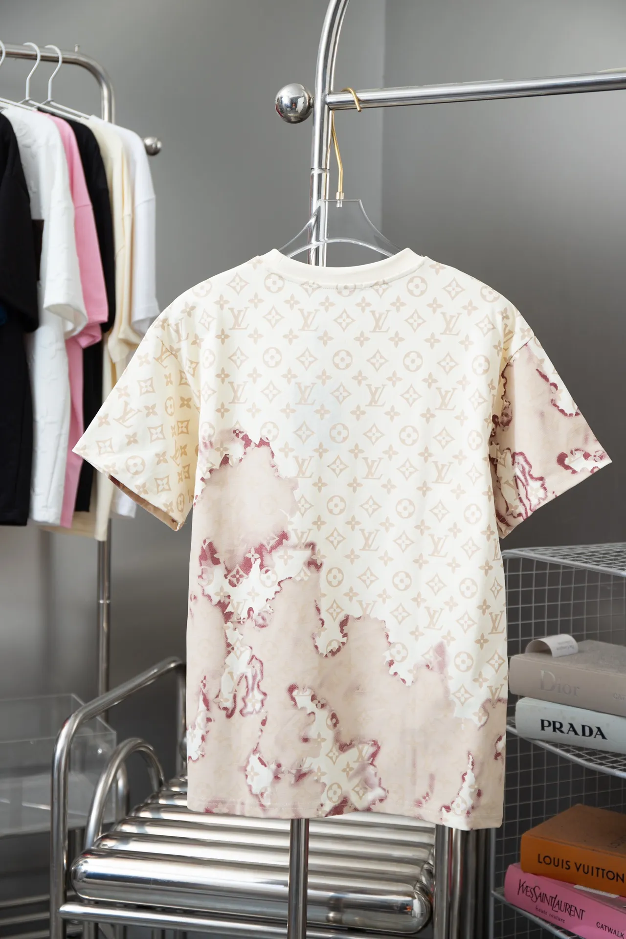 🅿️190 High-quality Lv 2025 early spring new model, MONOGRAM full-width presbyopia printed short-sleeved T-shirt, using digital printing technology to render pixel light and shadow for the Monogram pattern, and its silk-screen texture and knitting effect complement each other. Synchronized with the official website, pure cotton fabrics at the counter! Comfortable against the skin, durable and easy to wear, meticulous original craftsmanship, custom-made 260g vat-dyed fabric, very comfortable to the touch, latest brick cabinet synchronization, OS off-shoulder version, fashionable and individual, super versatile and good-looking, very suitable for both men and women, must-have style, hang tag, collar label, washed wheat, complete with three labels S M L XL